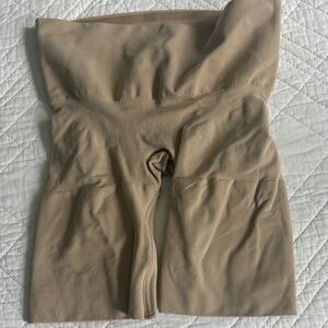 Skims Sculpting Short Mid Thigh M Medium